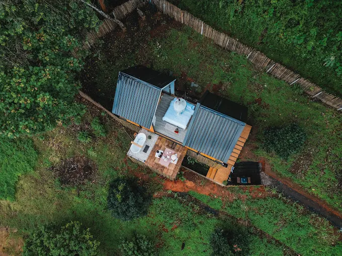 The cabin surrounded by thick fog during the rainy season.